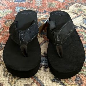 BNWT Reef flip flops with elevated heel.